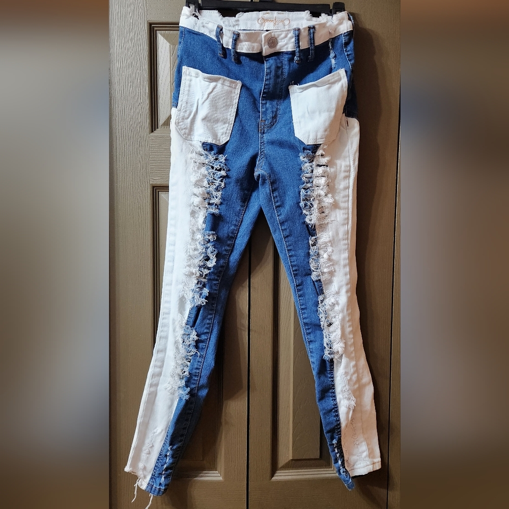 (NWOT) SPOON JEANS, WOMENS, SIZE 3 DISTRESSED DENIM AND WHITE